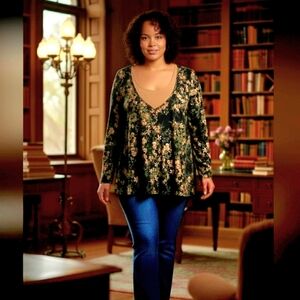 🫶🫶2 For 1! Floral Long Sleeve Top in Navy Blue AND Tan Sleeveless Top Together